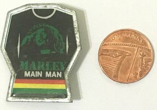 BOB MARLEY - Main Man - Old OG Vtg 1980`s Shirt Shaped Metal Pin Badge 3