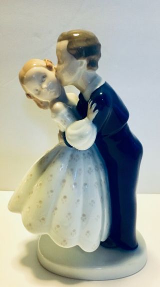 Vintage Bing Grondahl B&g Denmark Boy & Girl First Kiss Figurine 2162