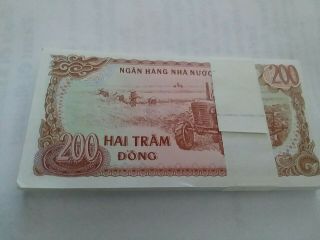 Uncirculated Viet Nam Banknote 200 (Hai Tram Dong) 1987 Qty.  100 2