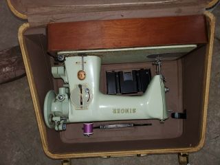 Old Vintage Singer Sewing Machine Model 15 With Case