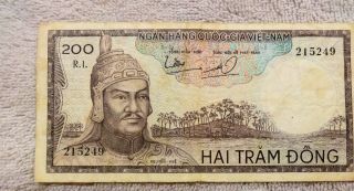 Vietnamese Paper Money Hai Tram Dong 100 Dong - 215249 -