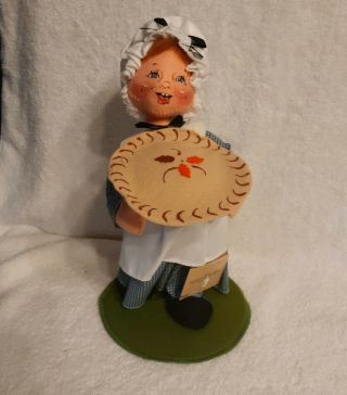 Annalee Doll Thanksgiving 12 " Pilgrim Girl Holding A Pie 1993 - 3084