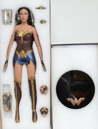 Tonner Gal Gadot Wonder Woman 16 " Variant 1 Plus Wonder Woman Doll Stand