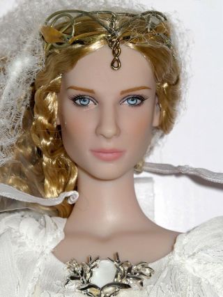 Tonner - 2010 Lord Of The Rings - Galadriel Lady Of Light 16 " Fashion Doll Nrfb