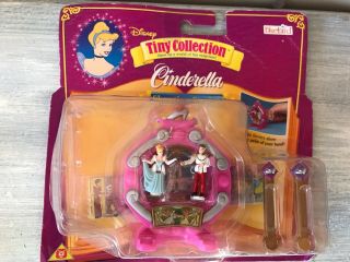 DISNEY POLLY POCKET CINDERELLA LIGHT UP CASTLE WITH FIGURES & SHOWTIME STORIES 2