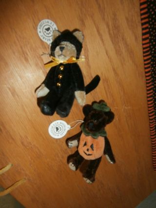 2 Boyds Bears Mini 3 1/2 " Halloween Wuzzies Black Cat Costume & Jol Pumpkin
