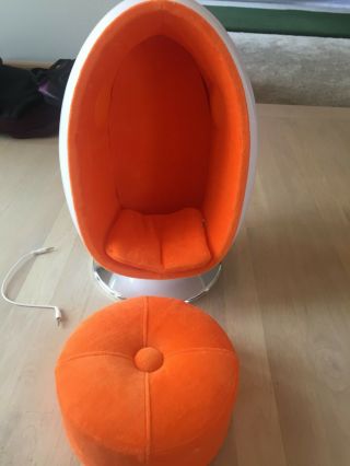 American Girl - Julie’s White/orange Egg Chair W/built In Speakers & Ottoman