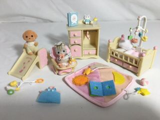 Calico Critters/sylvanian Families Nursery Crib Dresser Toys & 2 Babies
