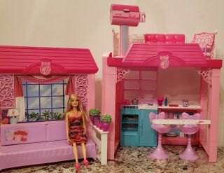 BARBIE DOLL GLAM VACATION HOUSE PLAYSET WITH FURNITURE AND DOLL. 2
