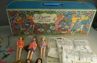 1971 DAWN AND HER FRIENDS DOLL CASE WITH DOLLS AND CLOTHING ETC. 2