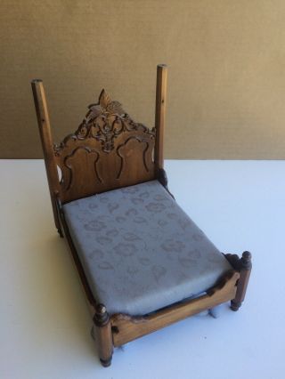 Dollhouse Large Victorian Bed