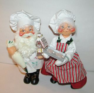 2004 Annalee Dolls Mr.  & Mrs.  Santa Claus Baking Cookies Gingerbread House 14 "