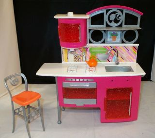 Barbie 2010 Stovetop To Tabletop Kitchen Set W/ Stool / Chair