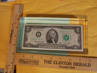 Two Dollar Bill 1976 Lucite Paperweight Federal Reserve Us $2