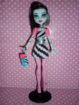 Monster High " Dawn Of The Dance " Frankie Stein Doll Inc Stand & Clutch Purse