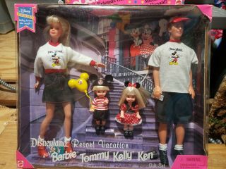 Disneyland Resort Vacation Gift Set W/barbie,  Tommy,  Kelly & Ken Gift Set