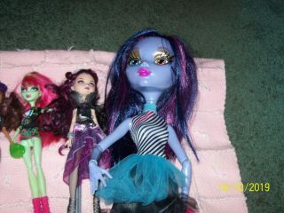 Monster High 28 Inches Doll Eye Changing Color Plus 4 Of Her Smaller Friends