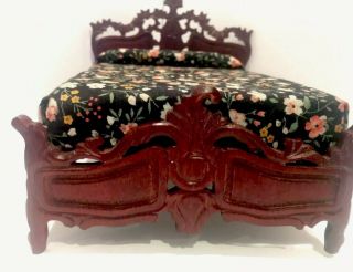 Bespaq Mahogany Bed w/ Ornate Headboard & Footboard Dollhouse Miniature 1:12 3