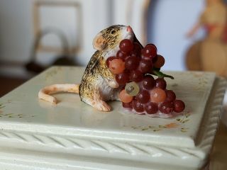 Dollhouse Miniature Artisan Little Mouse Eating Grapes 1:12