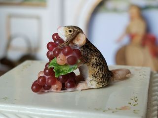 Dollhouse Miniature Artisan Little Mouse Eating Grapes 1:12 2