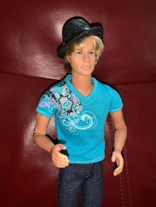 2009 Barbie Fashionistas Hottie Ken Doll Blonde Rooted Hair Hat Articulate Joint