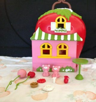 Strawberry Shortcake 2015 Tcfc House With Accessories Cat,  Balloons,  Etc