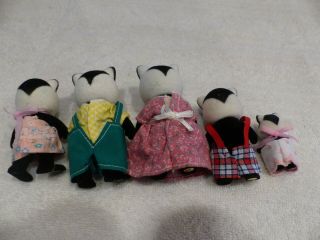 Epoch Calico Critters Sylvanian Skunks Family of 5 Dressed Up VG 1985 3