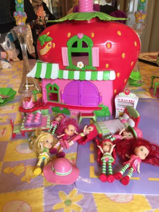 Strawberry Shortcake Berry Cafe And Extra Dolls Hasbro