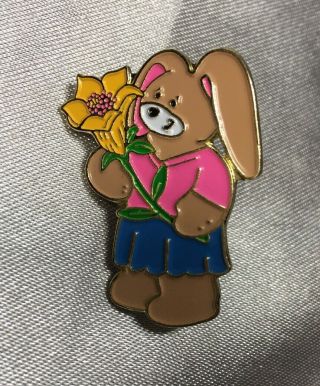 2007 Build - A - Bear Workshop Collectable Pin Bunny Holding A Yellow Flower