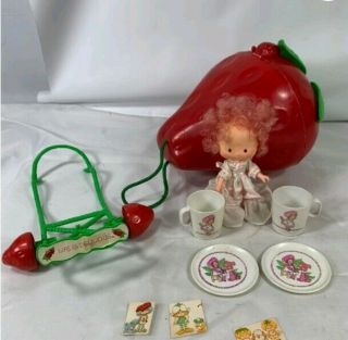 1983 Stawberry Shortcake Storage,  Cart,  Doll,  2 Piece Tableware Plates And Cups.