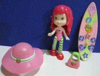 2011 Strawberry Shortcake Herself 3 " Mini Doll Sun Lovin Beach Surfboard Hat Set