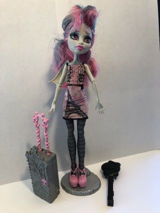 Monster High Scaris City Of Frights Rochelle Goyle Doll Suitcase Hat Pink Shoes