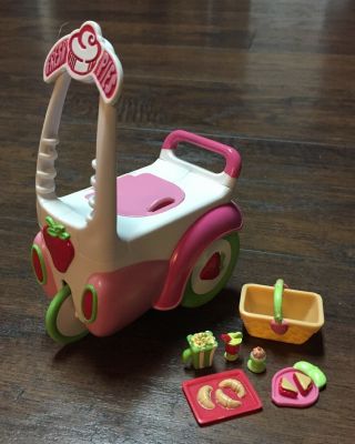 2006 Playmates Toys Strawberry Shortcake’s Treat Cart W/basket & Goody Treats