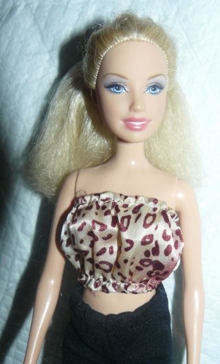 Mattel 2000 ' s Blond Barbie Doll in printed top and black shorts 3