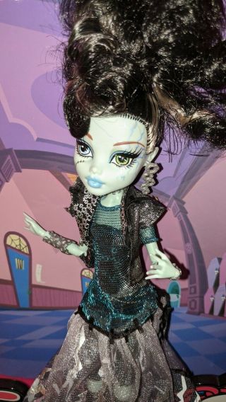 Monster High Doll Frankie Stein Ghouls Rule W Outfit Boots & Accessories Gown